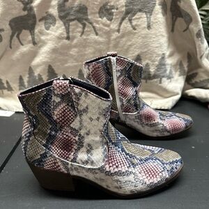 Chic Women's Tan Pink Navy Snake Print Ankle Boots - women’s 9.5